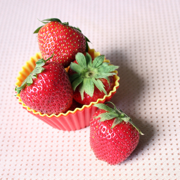 aardbeien in muffin cup bakken ingrediënten voor cupcake - Foto, afbeelding