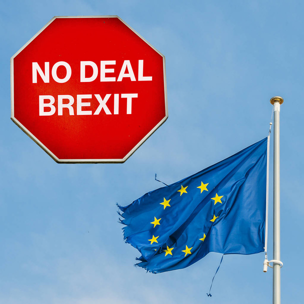 Ei sopimusta Brexit kirjoitettu Octagon stop-merkkiin, jonka taustalla on revitty EU:n lippu
 - Valokuva, kuva