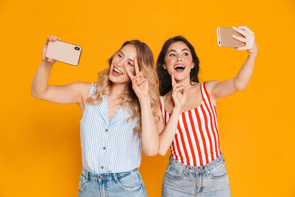 Дві веселі молоді дівчата в літньому вбранні
 - Фото, зображення