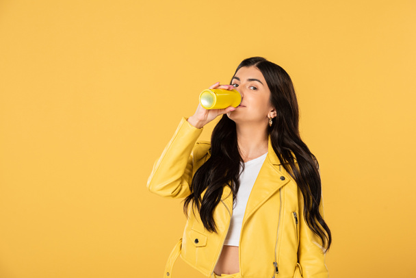 atraktivní žena pít limonádu z plechovka, izolovaná na žluté  - Fotografie, Obrázek