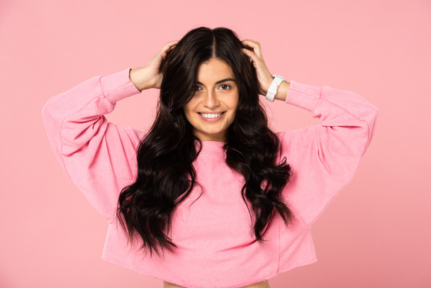 smiling brunette girl in casual clothing posing isolated on pink - Foto, afbeelding