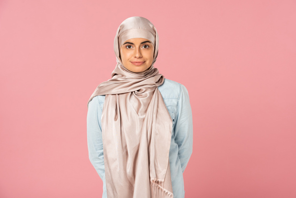 portrait of beautiful arabic girl in hijab, isolated on pink - Fotoğraf, Görsel