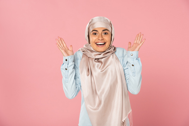 gyönyörű meglepett izgatott muzulmán nő hidzsáb, izolált rózsaszín  - Fotó, kép
