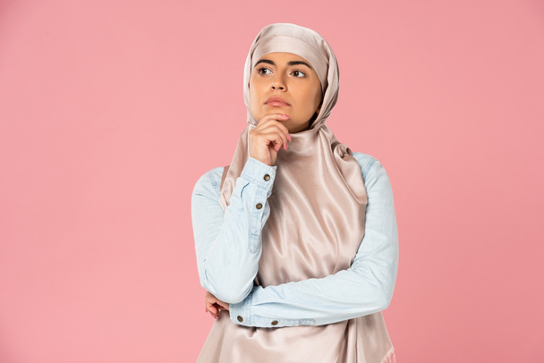 beautiful thoughtful muslim girl in hijab, isolated on pink - Foto, afbeelding