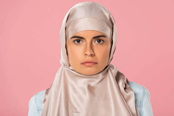 hijab güzel ciddi müslüman kız, pembe izole - Fotoğraf, Görsel