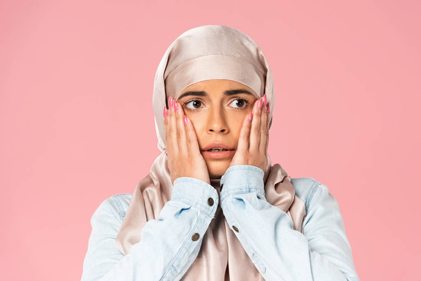 bang moslim meisje in hijab, geïsoleerd op roze  - Foto, afbeelding