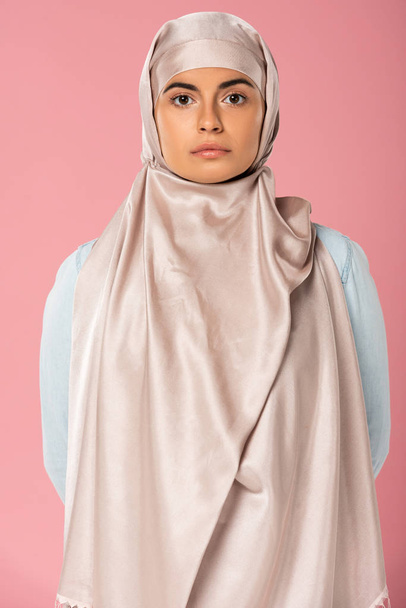 portrait of attractive muslim girl in hijab, isolated on pink - Фото, зображення