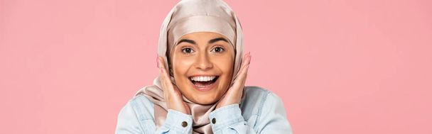 schöne aufgeregte muslimische Mädchen im Hijab, isoliert auf rosa - Foto, Bild