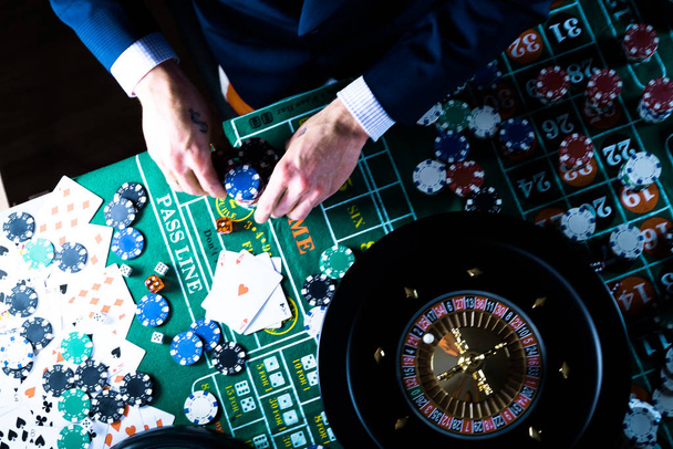 Kaszinó - férfi játszik szerencsejáték koncepció. - Fotó, kép