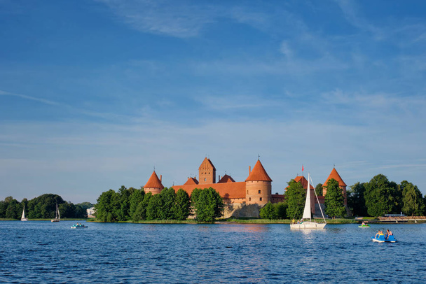 Litvanya, Galve Gölü 'ndeki Trakai Adası Kalesi - Fotoğraf, Görsel