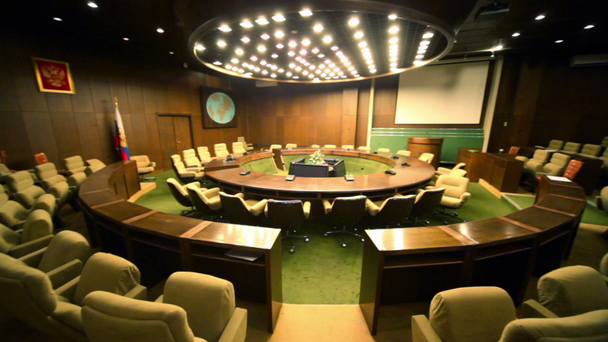 Sala de conferencias vacía con mesas de anillos y filas de sillas
 - Metraje, vídeo