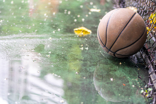 Заброшенный баскетбол на открытом поле с дождями и лужами
 - Фото, изображение