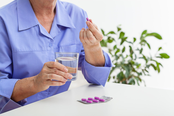 Woman taking pills - Foto, immagini