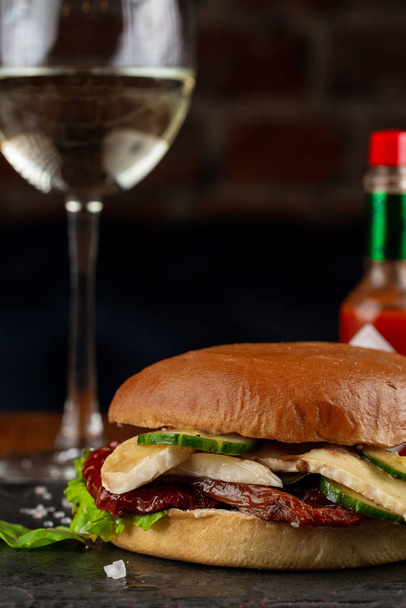 hambúrguer e copo de vinho
  - Foto, Imagem