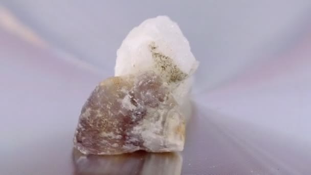 próbka kryształu mineralnego z kamienia fluorytowego do nauki i geologii  - Materiał filmowy, wideo