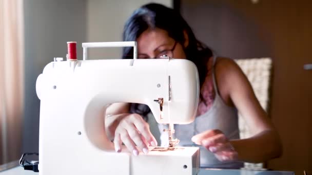 πλάνα από όμορφη ενήλικη γυναίκα ράψιμο στο σπίτι - Πλάνα, βίντεο