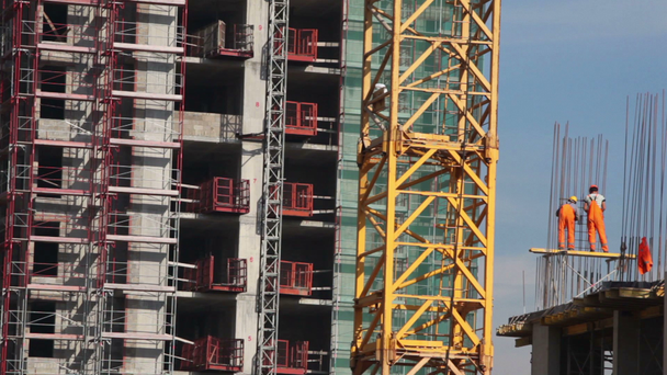Két építő, fém hasított oszlop - Felvétel, videó