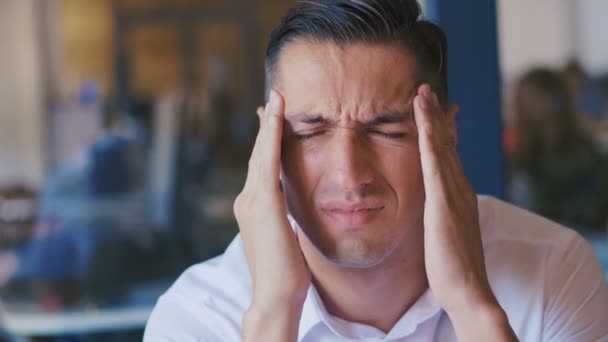 Unavený kancelářský pracovník trpící bolestí hlavy. Stres obchodní muž v bílé košili pocit bolesti hlavy a masírování hlavy uvolnit a snížit bolest, vnitřní, zblízka. - Záběry, video