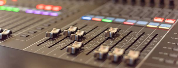 Panoramische weergave kleurrijke geluidsmixer controle DJ draaitafel close-up - Foto, afbeelding
