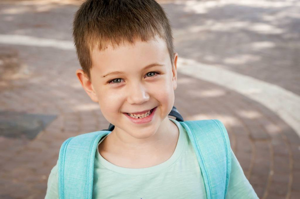 Sevimli 7 yaşındaki Kafkas çocuk gülüyor, 1 Eylül'de ilk kez okula gitmeyi bekliyor. İlk kez okul mutlu çocuk beklentileri dolu, ileriye bakıyor. Okul konseptine geri dön.  - Fotoğraf, Görsel