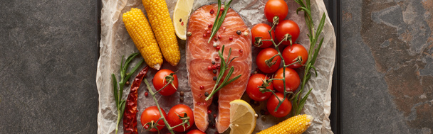 plano panorámico de filete de salmón crudo con tomates, maíz, romero, limón sobre papel de panadería en bandeja de horno
 - Foto, imagen