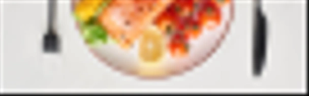 вид сверху на сырой стейк лосося с овощами на тарелке возле столовых приборов на мраморном столе, панорамный снимок
 - Фото, изображение
