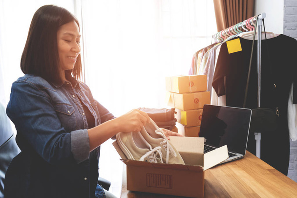 Online selling e-commerce shipping idea concept, Women freelance - Φωτογραφία, εικόνα