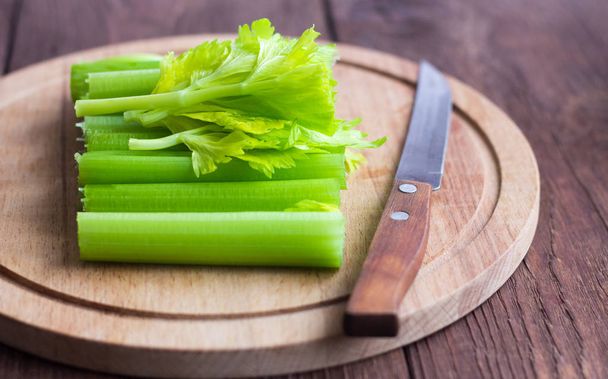 木製の背景にセロリクローズアップ。新鮮な有機緑セロリクローズアップの茎。健康的な食事、ダイエットの概念 - 写真・画像