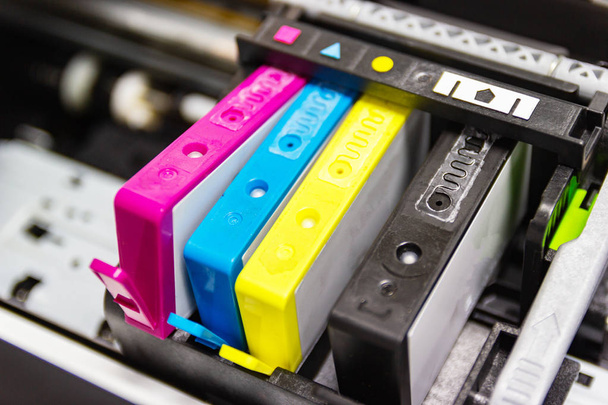 die Farbdrucker-Tintenstrahlpatrone des Druckerinjekts  - Foto, Bild
