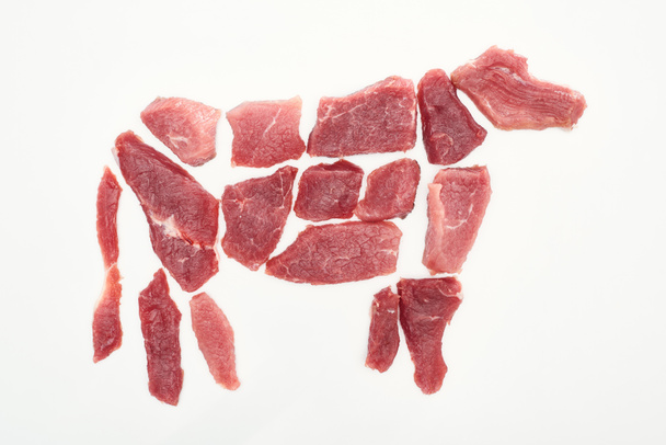 bovenaanzicht van de koe afbeelding gemaakt met vleesstukken geïsoleerd op wit - Foto, afbeelding