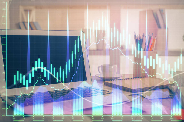Hologramm des Finanzmarktgraphen und PC im Hintergrund. Doppelbelichtung. Konzept des Forex. - Foto, Bild