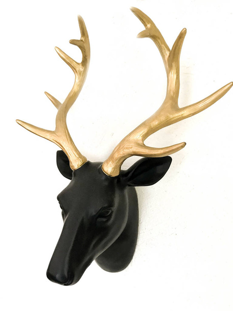 木製鹿の頭部、装飾的な鹿の頭部の壁の台紙、黒および金 - 写真・画像