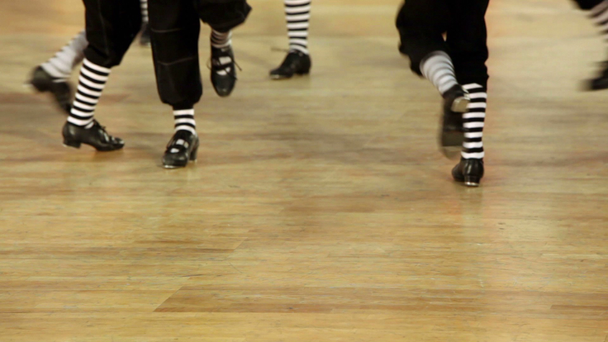 Wenige Jungen in Schuhen tanzen, nur die Beine sind zu sehen - Filmmaterial, Video
