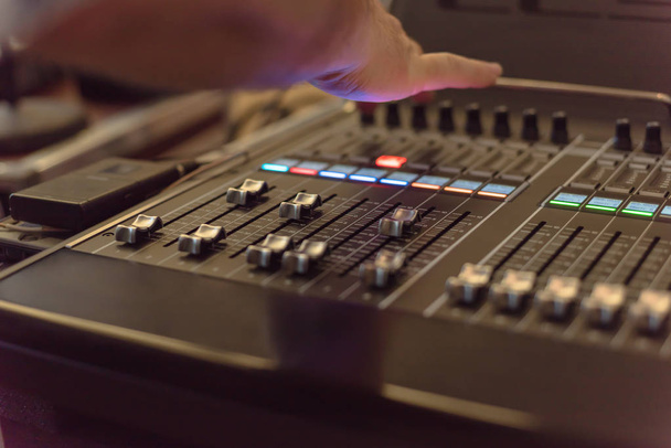 Colorido mezclador de sonido control DJ tocadiscos primer plano
 - Foto, Imagen