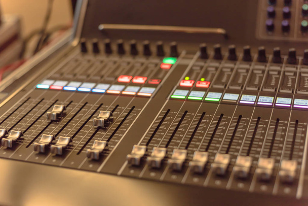 Renkli ses karıştırıcı kontrolü DJ pikap yakın çekim - Fotoğraf, Görsel