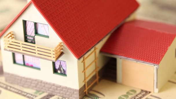 Kırmızı kiremitli çatıya dolar banka notları ile oyuncak ev - Video, Çekim