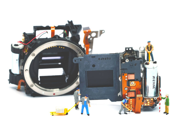 Mühendis ve teknisyen Minitures kamera ayna kutusu sabitleme vardır   - Fotoğraf, Görsel