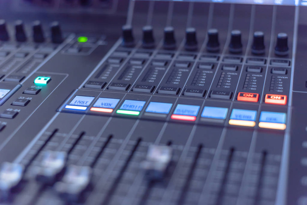 Красочный контроль миксера DJ Turntable крупным планом
 - Фото, изображение