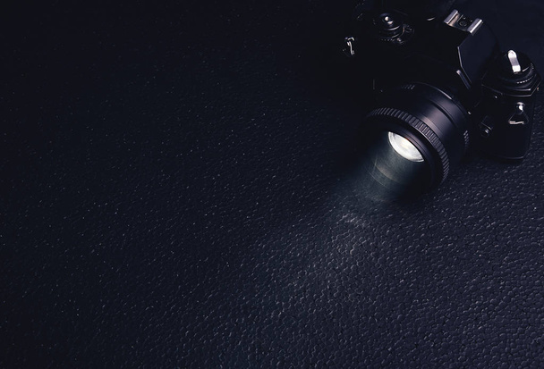 Siyah arkaplanda eski bir kamera - Fotoğraf, Görsel
