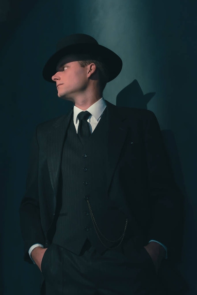 Retro muž v klobouku nosí oblek a kravatu. - Fotografie, Obrázek