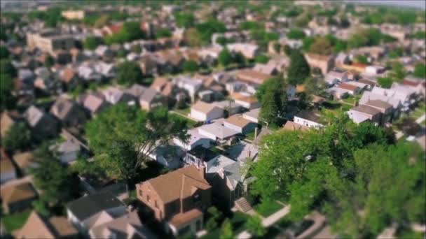 Θαυμάσιο μη επανδρωμένο Πανόραμα εναέρια κλίση μετατόπιση προβολή σε μικροσκοπικά σπίτια βίλες σε προάστιο της πόλης χωριό γειτονιά - Πλάνα, βίντεο