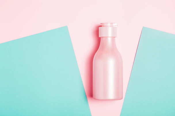 Creative minimal beauty and health background with pink bottle - Foto, afbeelding