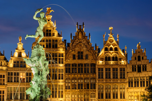 Antwerpen Grote Markt kuuluisalla Brabon patsaalla ja suihkulähteellä yöllä, Belgia - Valokuva, kuva