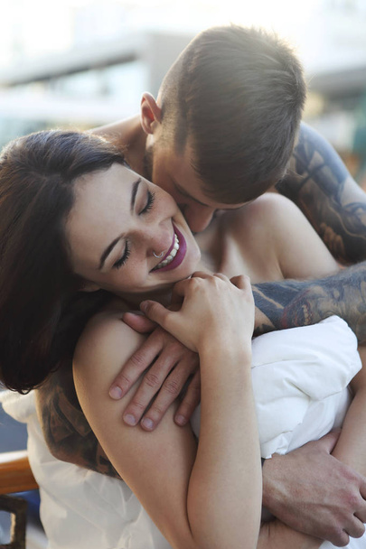 Jeune couple élégant tatoué en amour
 - Photo, image