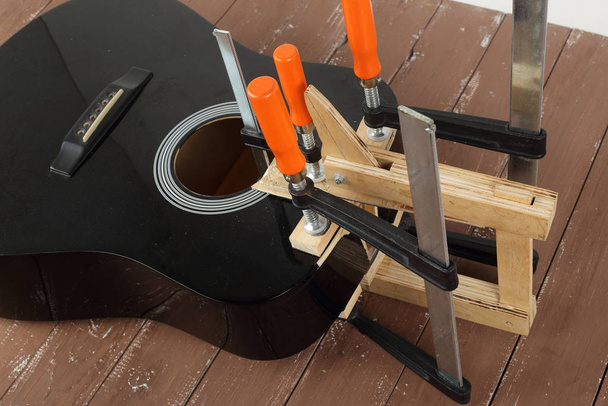 Gitar tamir ve servis - Onarım kırık ses panosu - Fotoğraf, Görsel