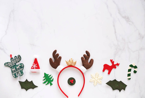 トナカイの角と装飾的なクリスマスと派手なヘッドバンド - 写真・画像