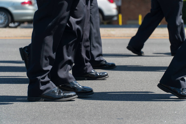 Κλείστε την θέα της υπηρεσίας άνδρες και γυναίκες πόδια και τα πόδια που προελαύνουν στο δρόμο κατά τη διάρκεια της ημέρας παρέλαση για να τιμήσουν τους βετεράνους και την αμερικανική στρατιωτική υπηρεσία - Φωτογραφία, εικόνα