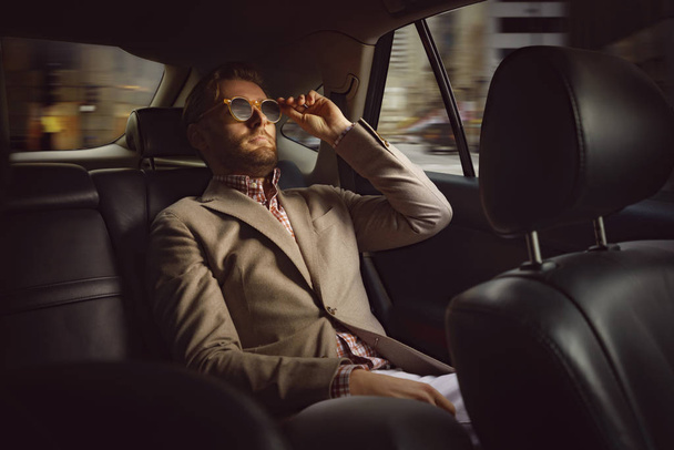 Успешный бизнес-мужчина в автомобиле
 - Фото, изображение