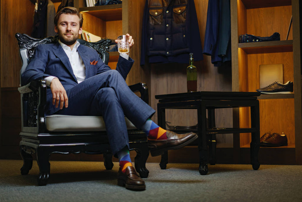 Elegante hombre de negocios en traje
 - Foto, Imagen