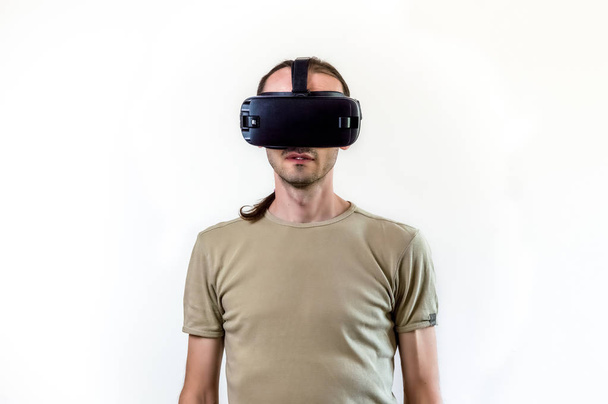 Człowiek odkrywania nowoczesnej technologii wirtualnej rzeczywistości z głową zamontowany wyświetlacz na białym tle - Zdjęcie, obraz